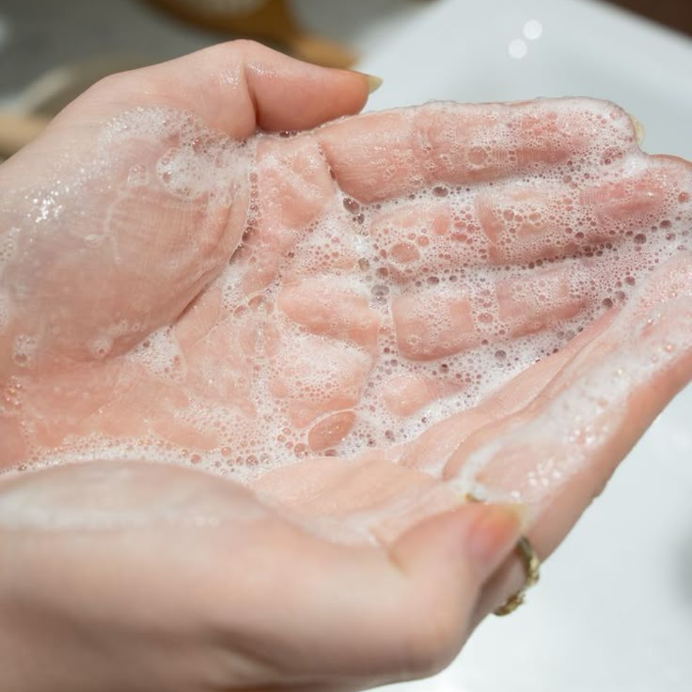 Mousse onctueuse du savon Taous nature, application douce et respectueuse de la peau.