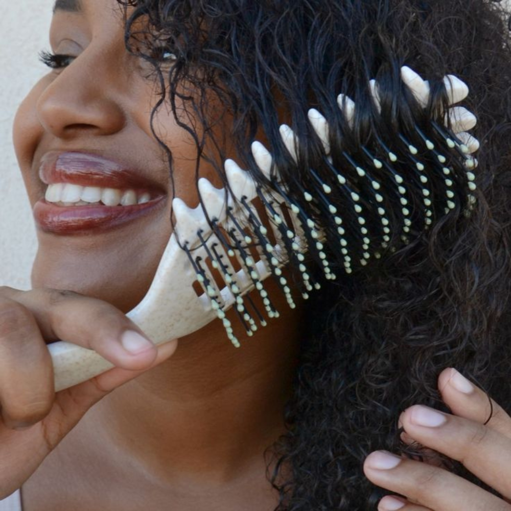 Sérum hydratant pour cheveux bouclés : Un sérum enrichi en ingrédients hydratants qui scelle l'hydratation, renforce les boucles et prévient la casse des cheveux bouclés.
