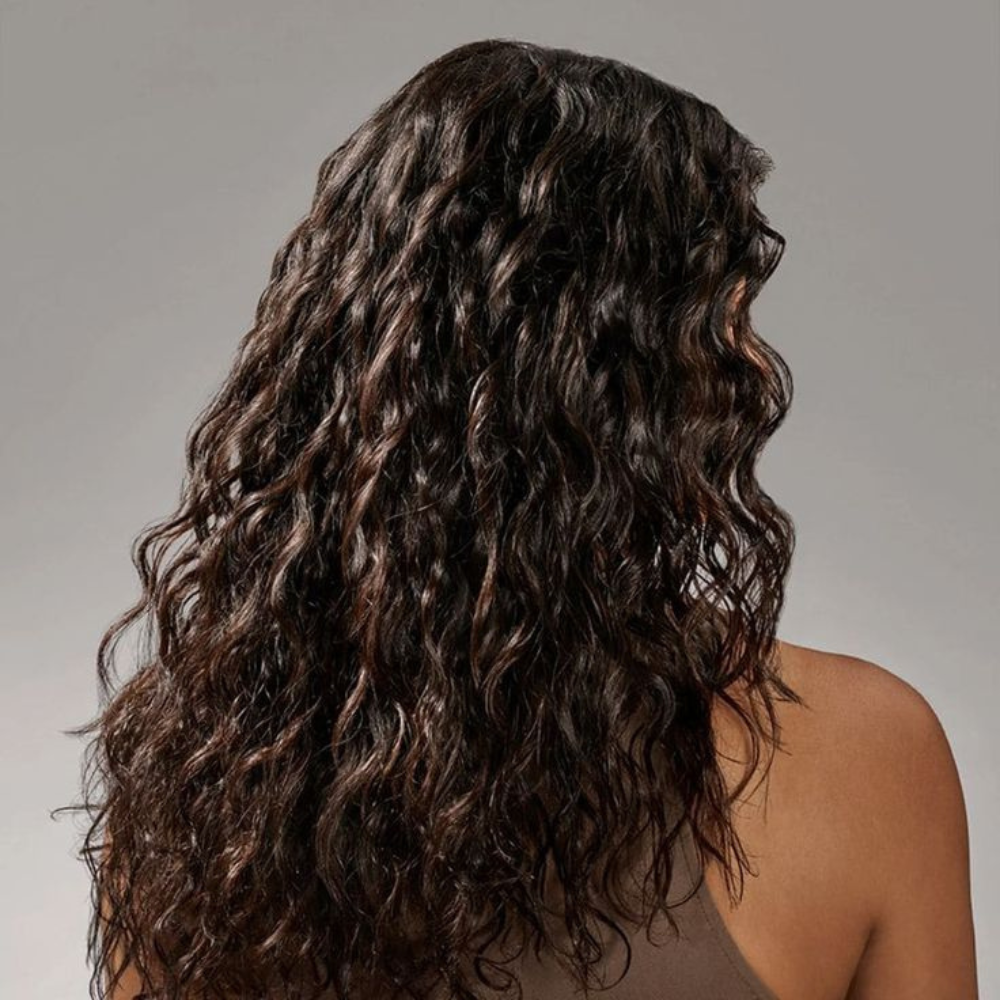 Sérum réparateur pour cheveux bouclés : Un sérum qui répare les pointes fourchues, revitalise les cheveux abîmés et redonne vitalité et éclat aux boucles.