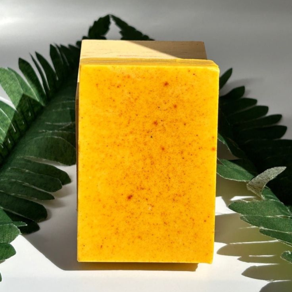 Savon au curcuma, remède naturel contre l'acné et les imperfections de la peau.