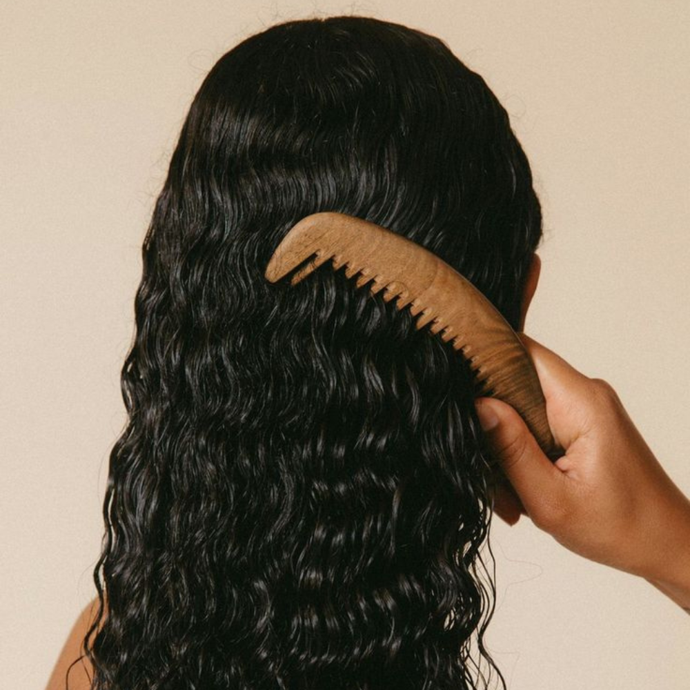 Sérum pour cheveux bouclés : Un sérum léger et nourrissant qui définit les boucles, réduit les frisottis et apporte brillance et douceur aux cheveux bouclés.