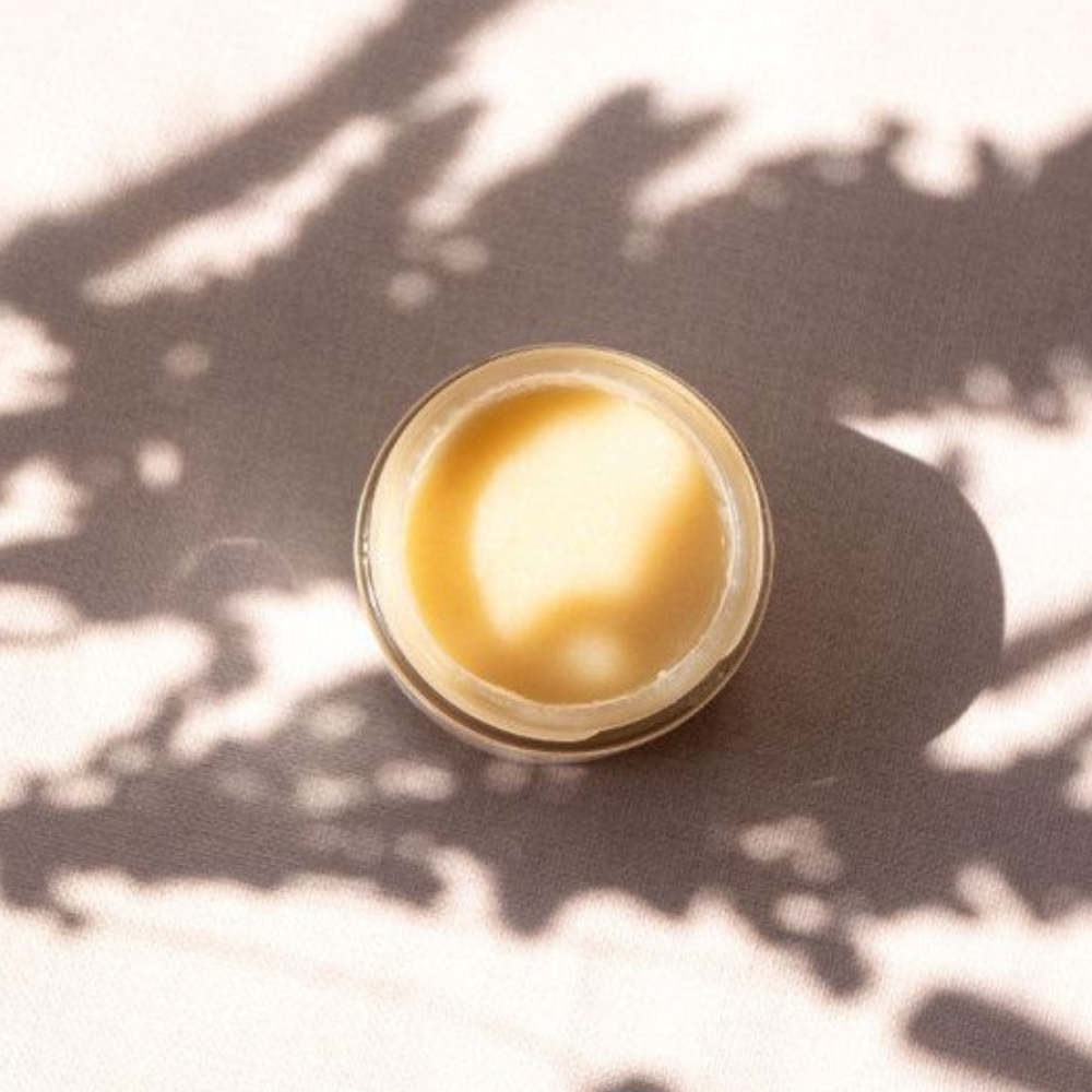 Application de la crème figue de barbarie, gestes doux et circulaires, soin hydratant et anti-âge.
