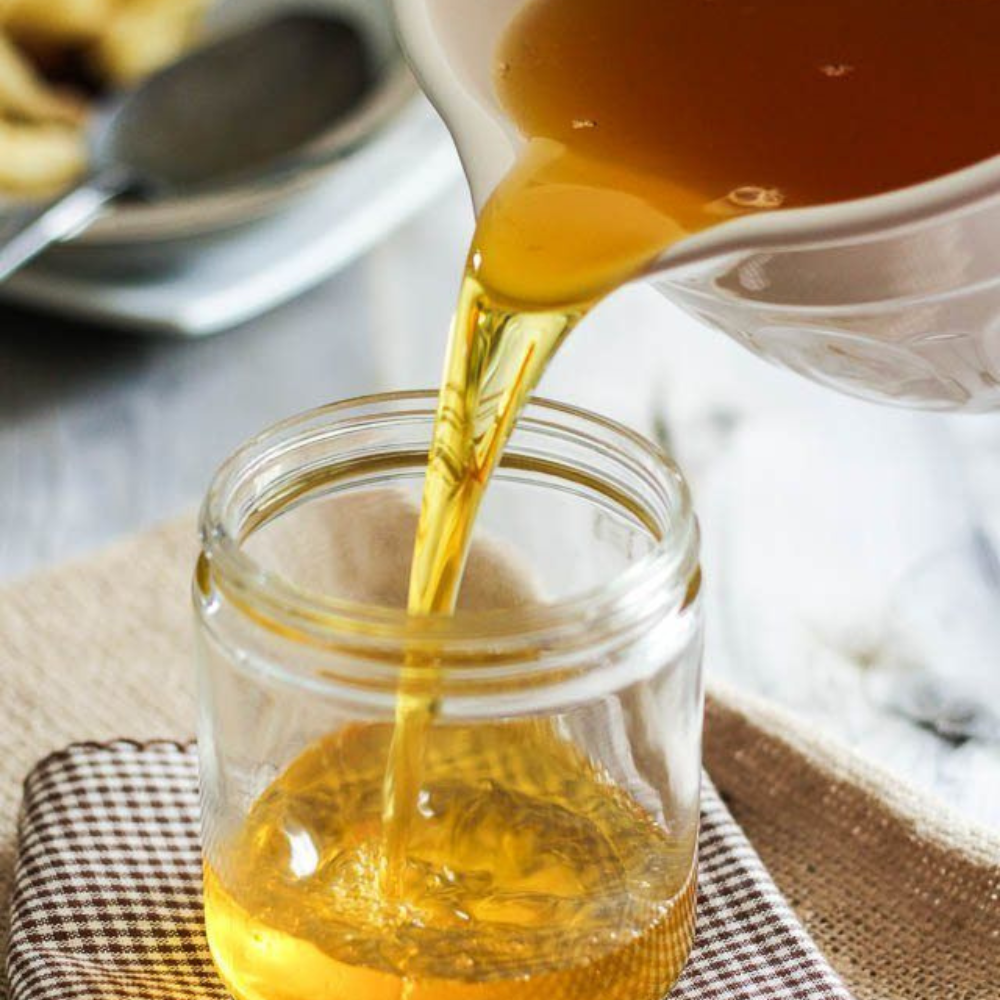 Miel de thym naturel, santé, goût. Vertus, arômes. Un miel d'exception du Maroc, récolté avec soin. Découvrez ses bienfaits.
Récolte artisanale du miel d'euphorbe bio, apiculteur récoltant le miel dans les ruches.