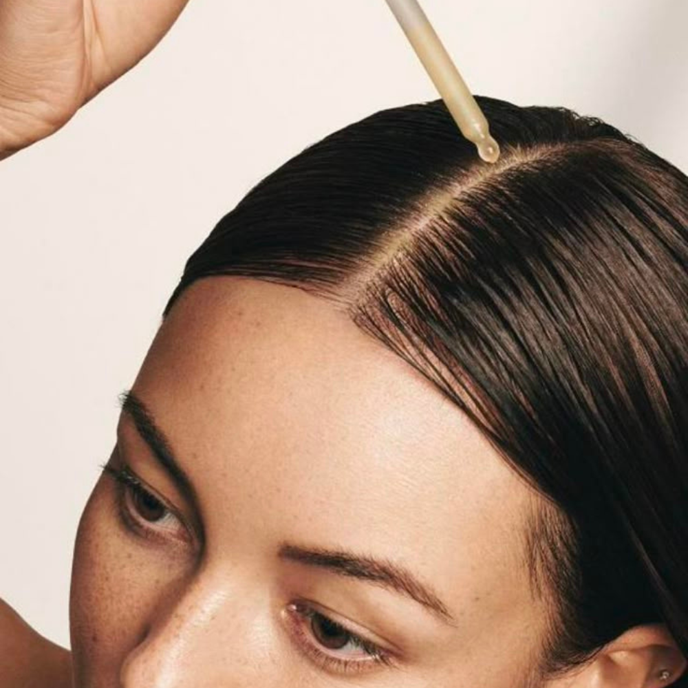 Huile d'amande douce bio, flacon en verre ambré, couleur jaune clair, texture légère et fluide, soin hydratant pour la peau et les cheveux.

