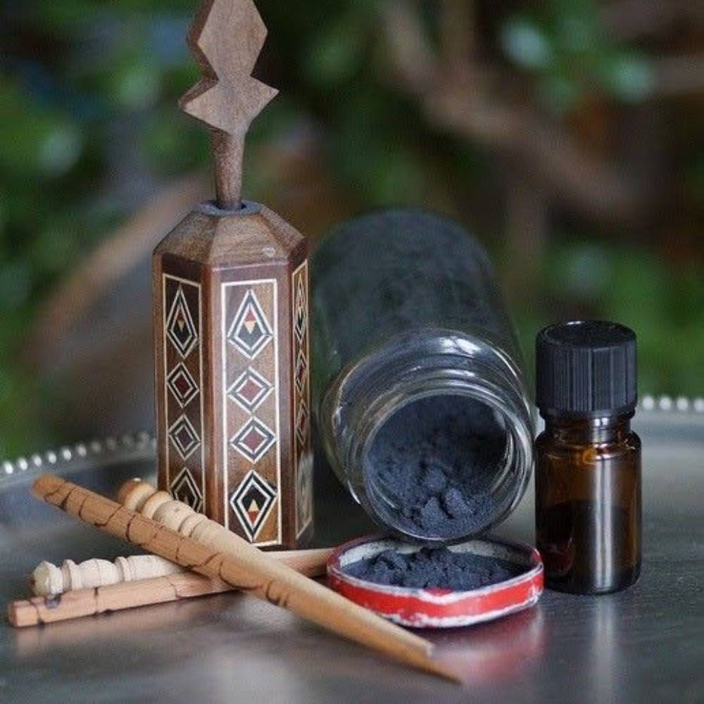 Khôl naturel, packaging simple et écologique, petit pot en verre, maquillage des yeux respectueux de l'environnement.