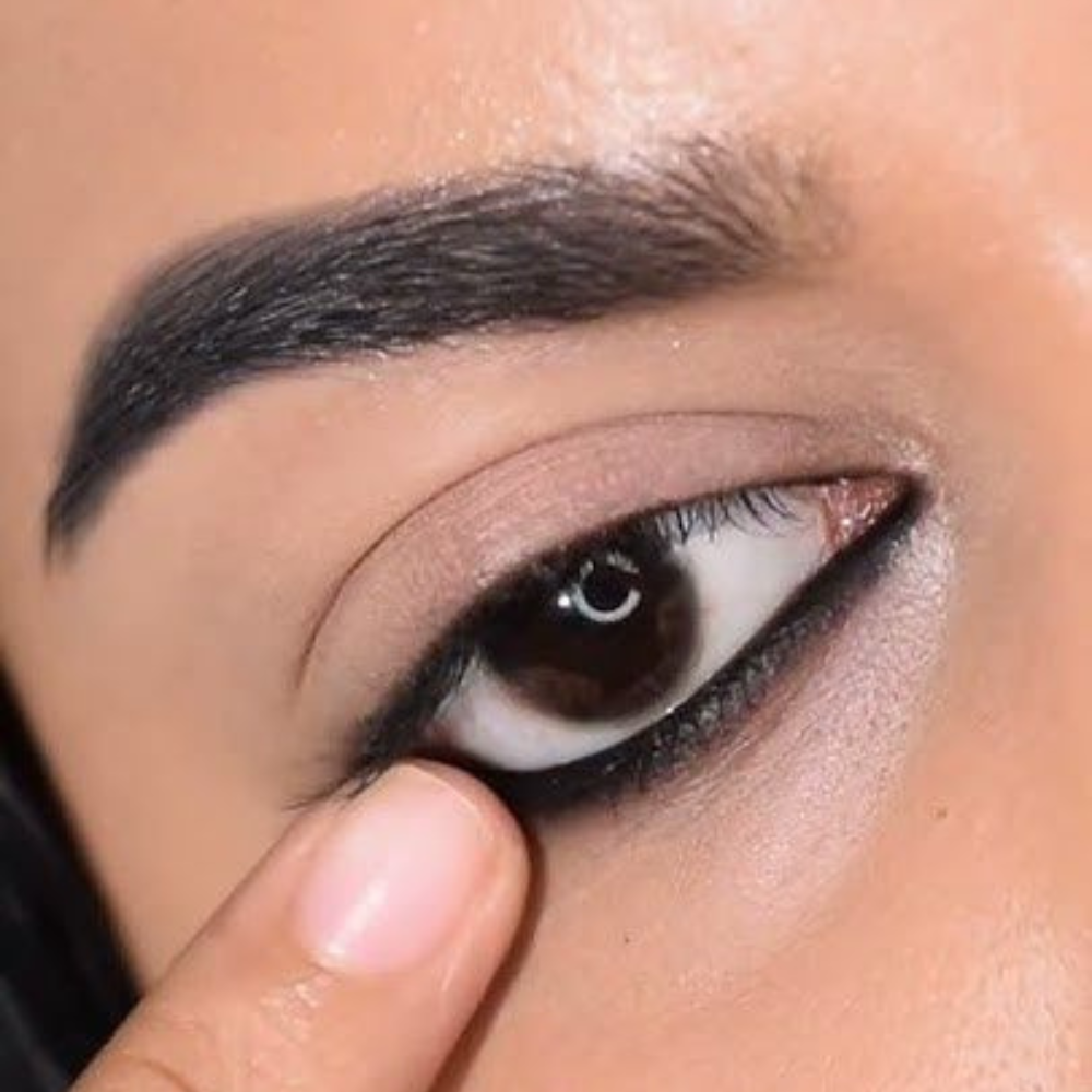 Yeux maquillés avec du khôl naturel, regard intense et profond, maquillage des yeux naturel et longue tenue.