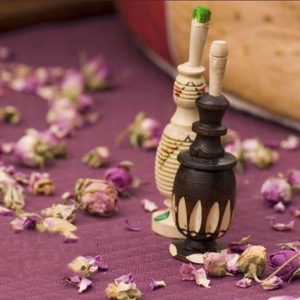 Bâton de khôl en bois, applicateur traditionnel du khôl naturel, présentation artisanale, maquillage des yeux oriental.
