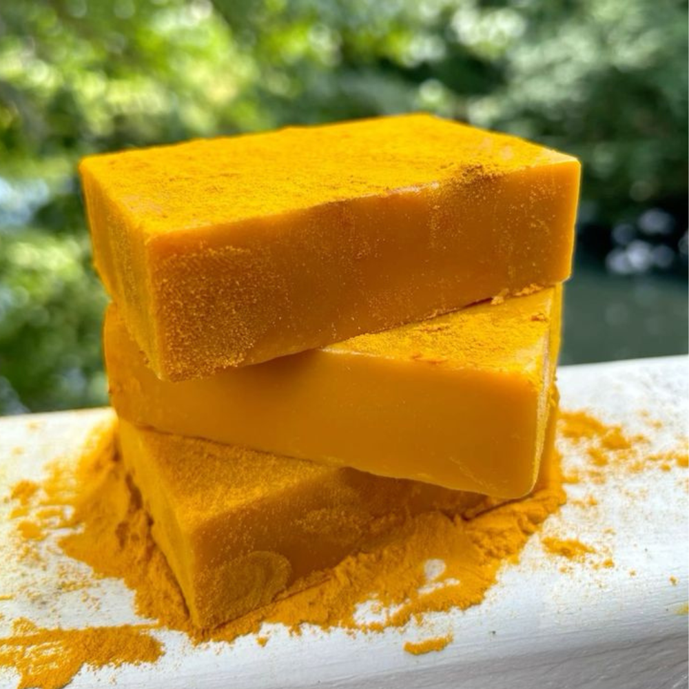 Savon au curcuma, fabriqué à la main, idéal pour les peaux sensibles.