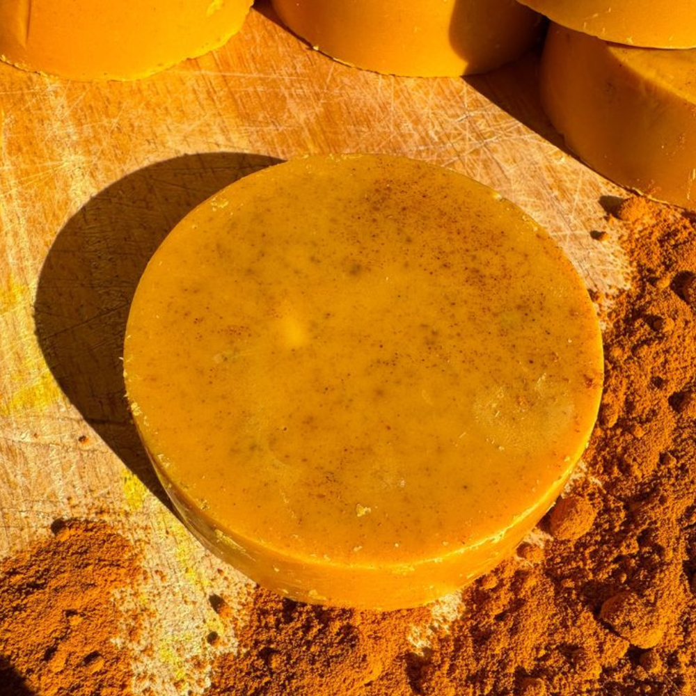Savon au curcuma pour le visage et le corps, propriétés anti-inflammatoires et antioxydantes.