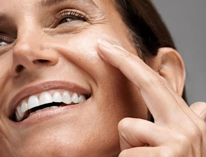 Application anti-âge contour des yeux