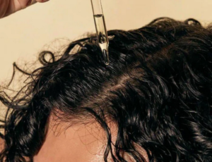 de l'huile de fenugrec Bienfaits pour les cheveux