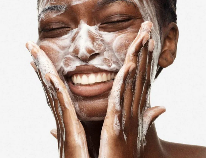 Savon au Nila posé sur une surface naturelle, avec de l'eau