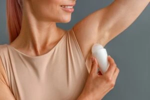 Application douce du déodorant naturel Radieuses