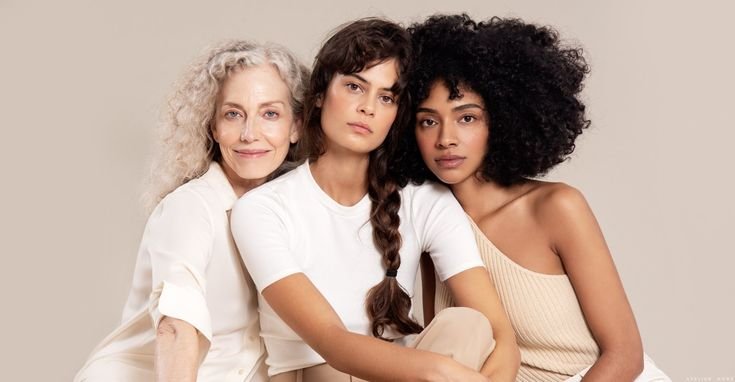 Produits de beauté bio pour une peau mature et hydratée : sérum, crème, brume.