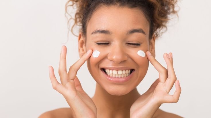 Soins naturels anti-âge 50+ pour une hydratation longue durée et sans plastique.