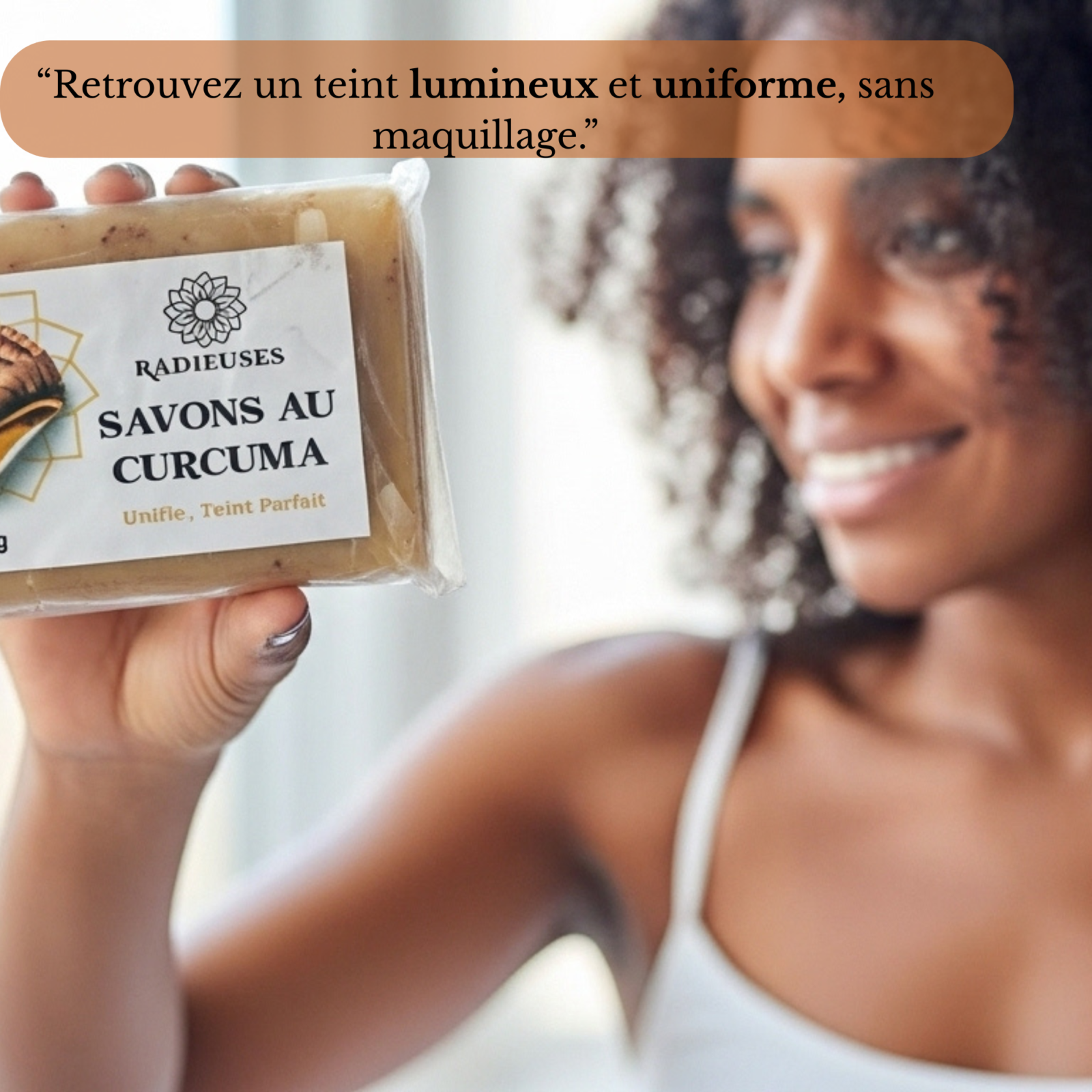 une africaine tient le savon curcuma radieuses