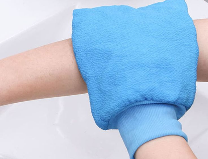 Gant de gommage pour un teint unifié