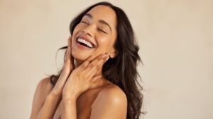 Plusieurs flacons et pots de soin pour le visage élégamment disposés en ordre sur une surface en marbre, illustrant la routine de layering.