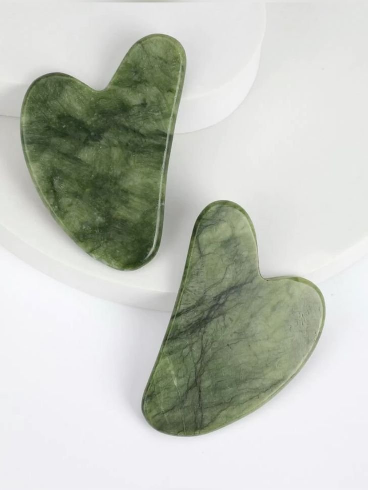 Deux gua sha en jade vert naturel en forme de cœur